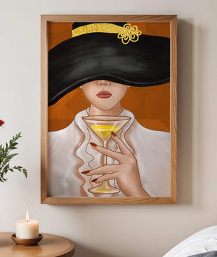 Femme avec un chapeau noir orné d’une touche dorée tenant un verre à cocktail