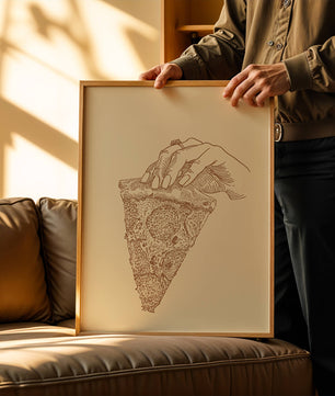 Mano sosteniendo una ilustración detallada de una porción de pizza vintage