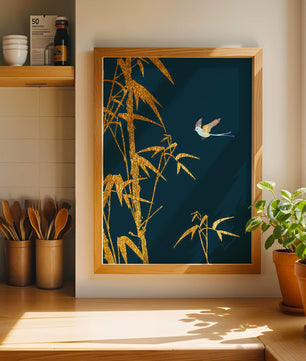 Goldener Bambus und Vogel vor tiefblauem Hintergrund