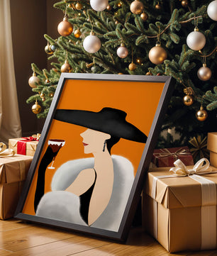 Femme élégante avec un chapeau noir et une fourrure blanche avec un verre de vin