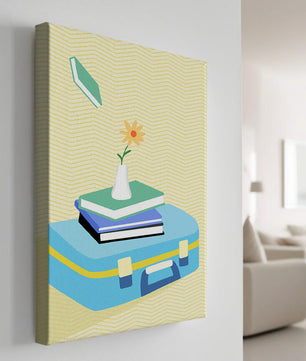 Naturaleza muerta colorida con libros, jarrón de flores y maleta