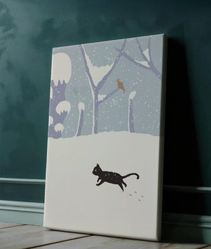 Paysage enneigé illustré avec un chat noir joueur et un oiseau dans un décor hivernal