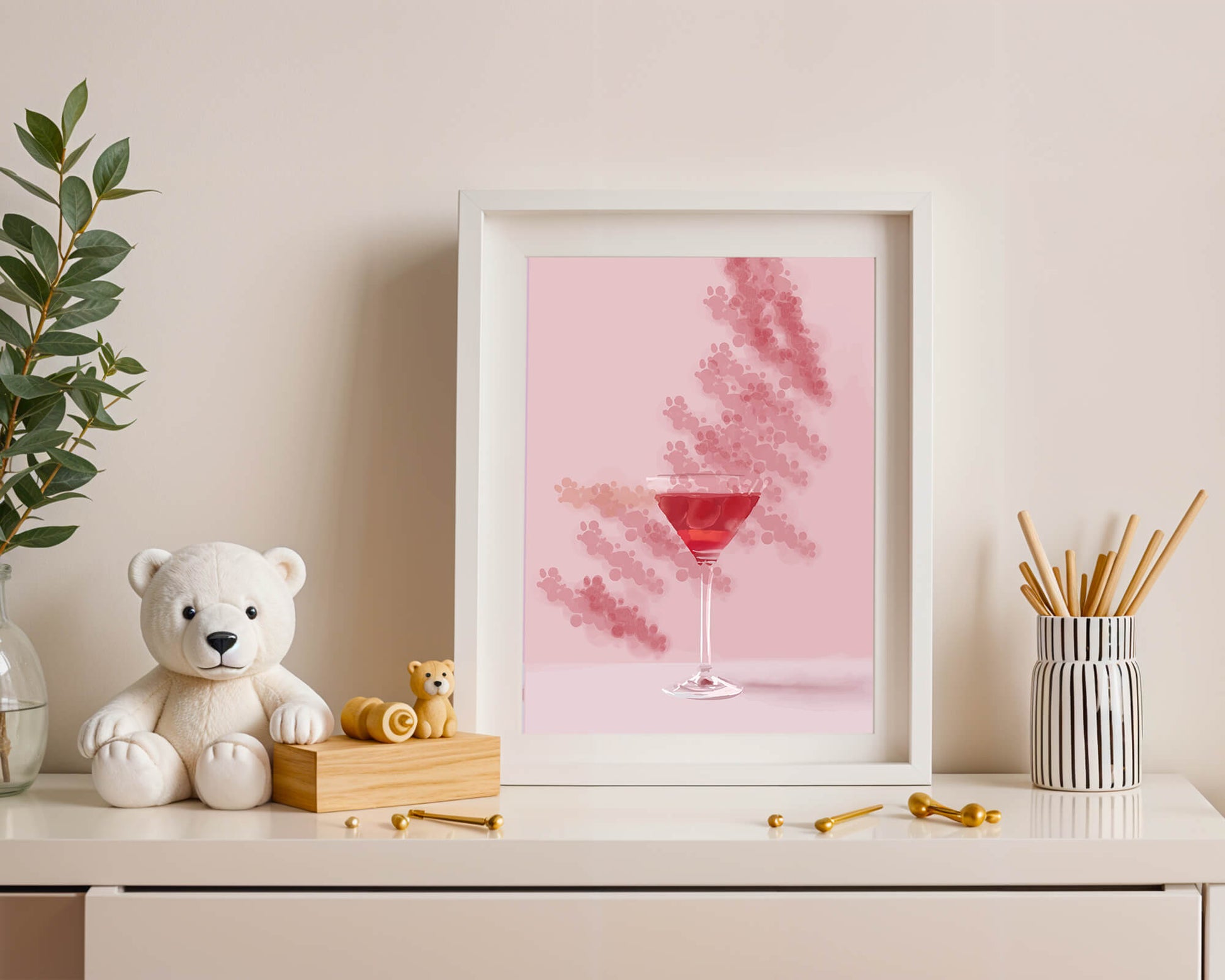 Elegante copa de cóctel roja sobre un fondo texturizado rosa
