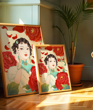Mujer elegante rodeada de vibrantes flores y pétalos rojos