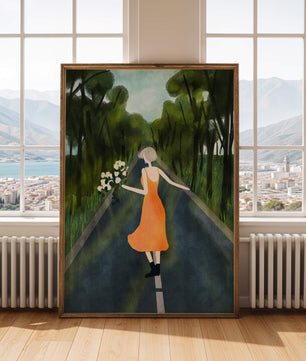 Femme en robe orange marchant sur une route avec des fleurs dans la forêt