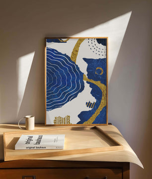 Diseño abstracto ondulado azul y dorado con patrones geométricos