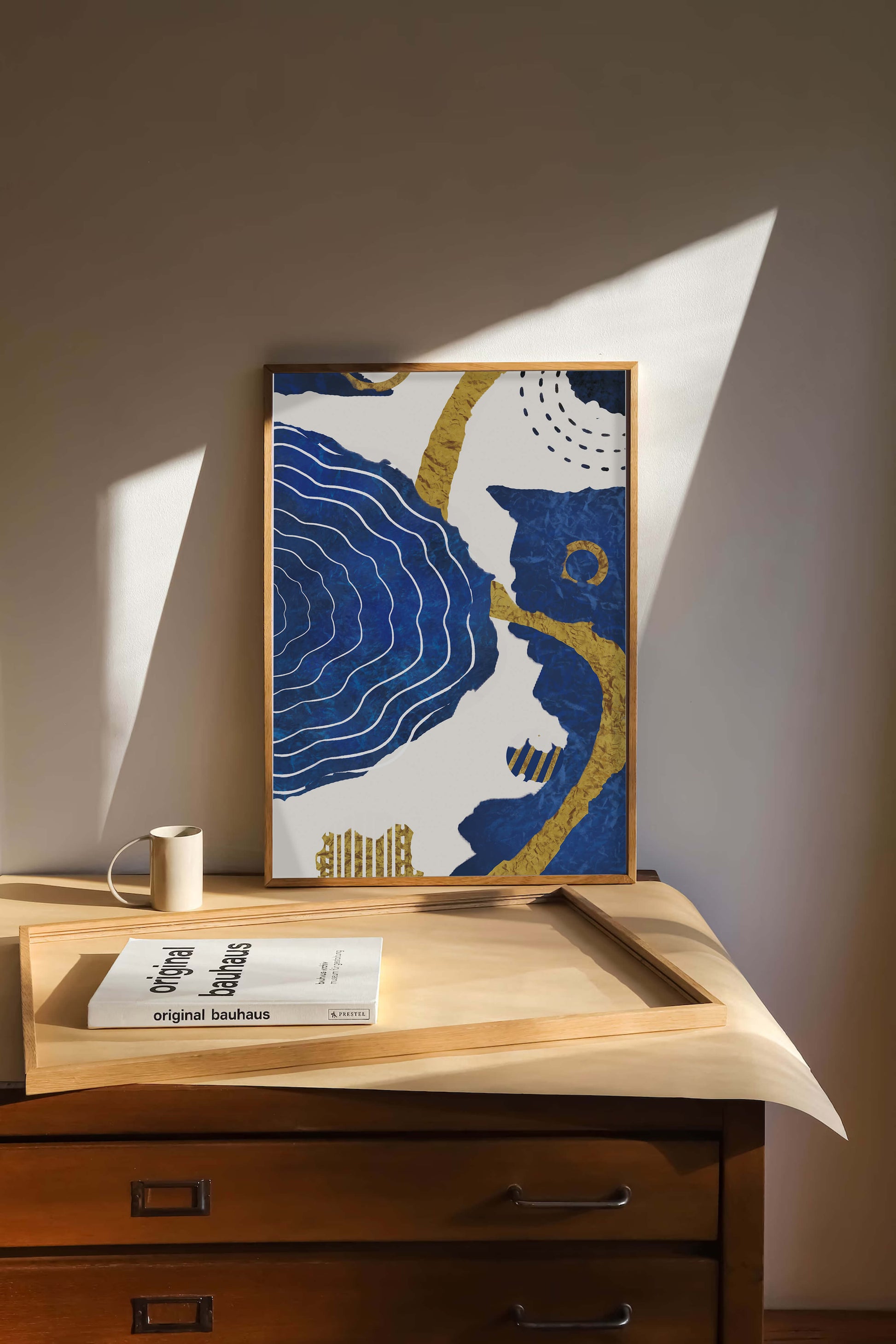 Diseño abstracto ondulado azul y dorado con patrones geométricos