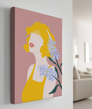Retrato de una mujer con cabello amarillo y elementos florales sobre fondo rosa
