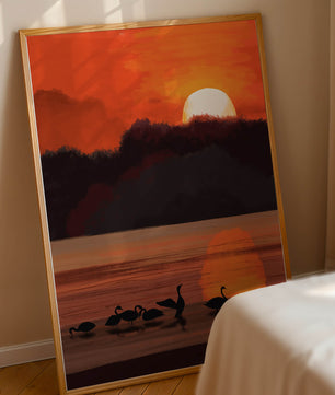 Ruhiger Sonnenuntergang über einem See mit Schwanensilhouette