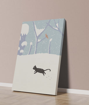 Paysage enneigé illustré avec un chat noir joueur et un oiseau dans un décor hivernal