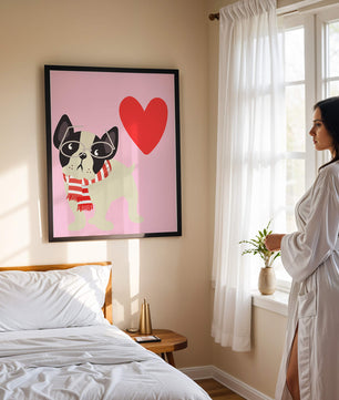 Ilustración juguetona de un bulldog francés con gafas y bufanda sobre fondo rosa con corazón