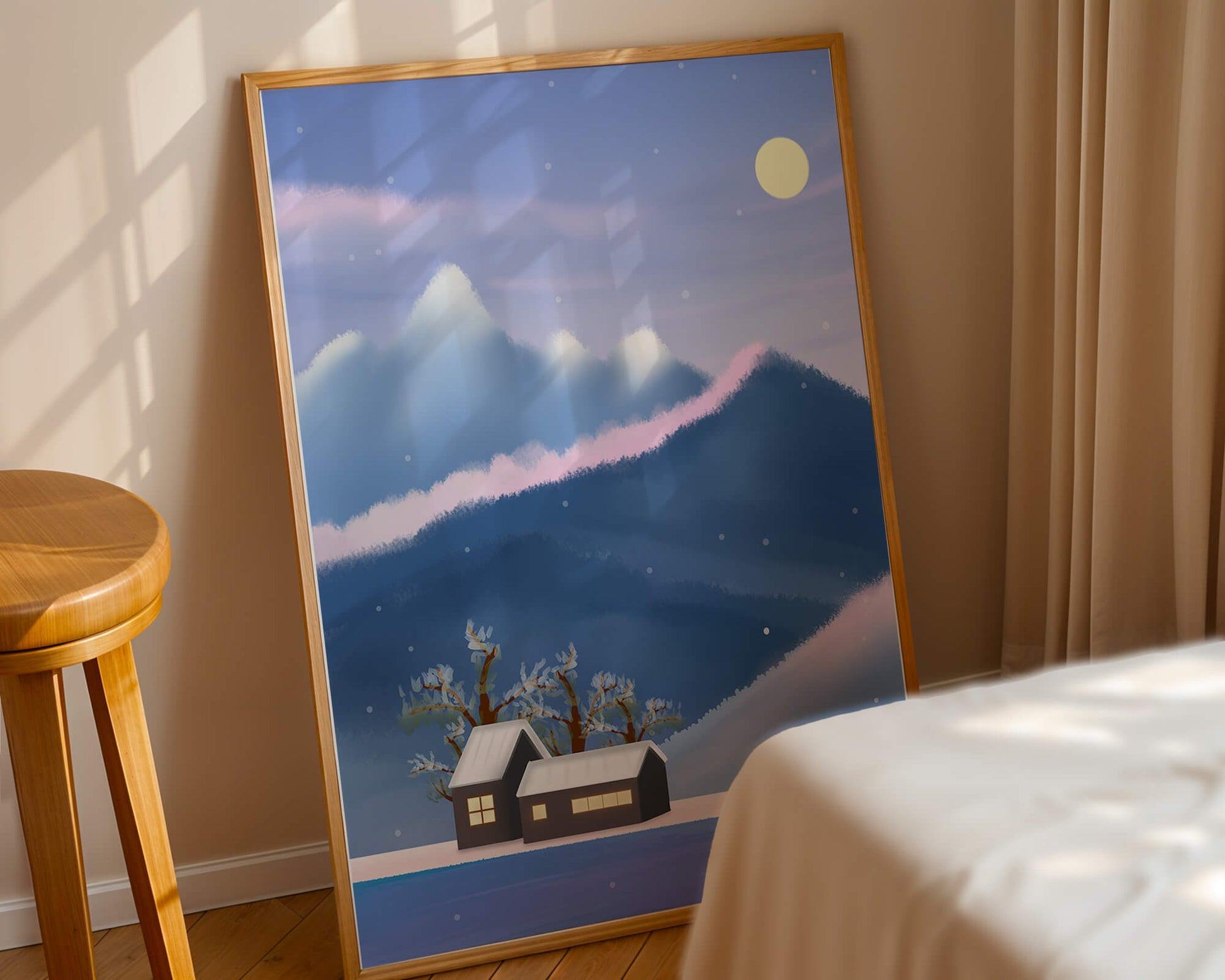 Paysage de montagne enneigée avec des maisons et des arbres sous la lumière de la lune