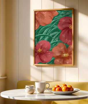 Lebendige Blumenkomposition mit roten und orangefarbenen Blüten auf grünem Laub
