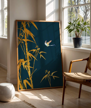 Goldener Bambus und Vogel vor tiefblauem Hintergrund