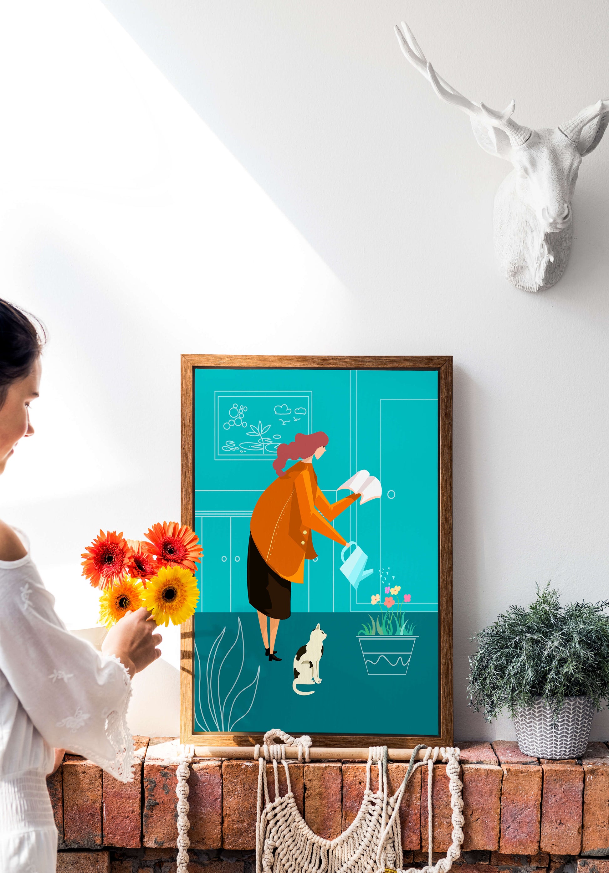 Mujer regando flores con un gato en un interior moderno