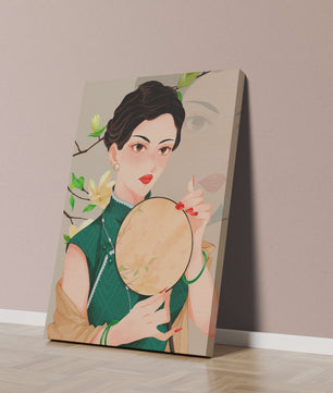 Mujer elegante con vestido tradicional sosteniendo un abanico decorativo con flores de magnolia