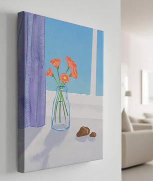 Jarrón con flores naranjas junto a una ventana con cortinas moradas
