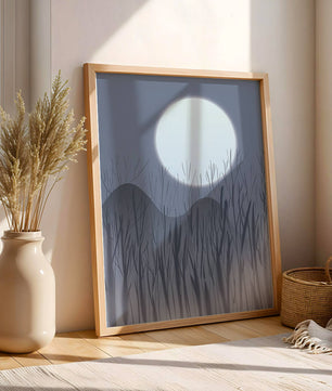 Ruhige Nachtlandschaft mit Vollmond und kahlen Bäumen