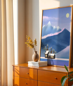 Paysage de montagne enneigée avec des maisons et des arbres sous la lumière de la lune