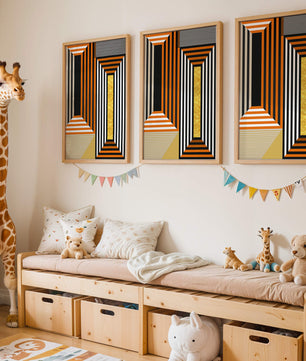 Arte abstracto geométrico con rayas y elemento dorado en naranja, negro y blanco