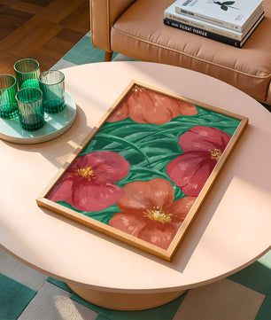 Lebendige Blumenkomposition mit roten und orangefarbenen Blüten auf grünem Laub
