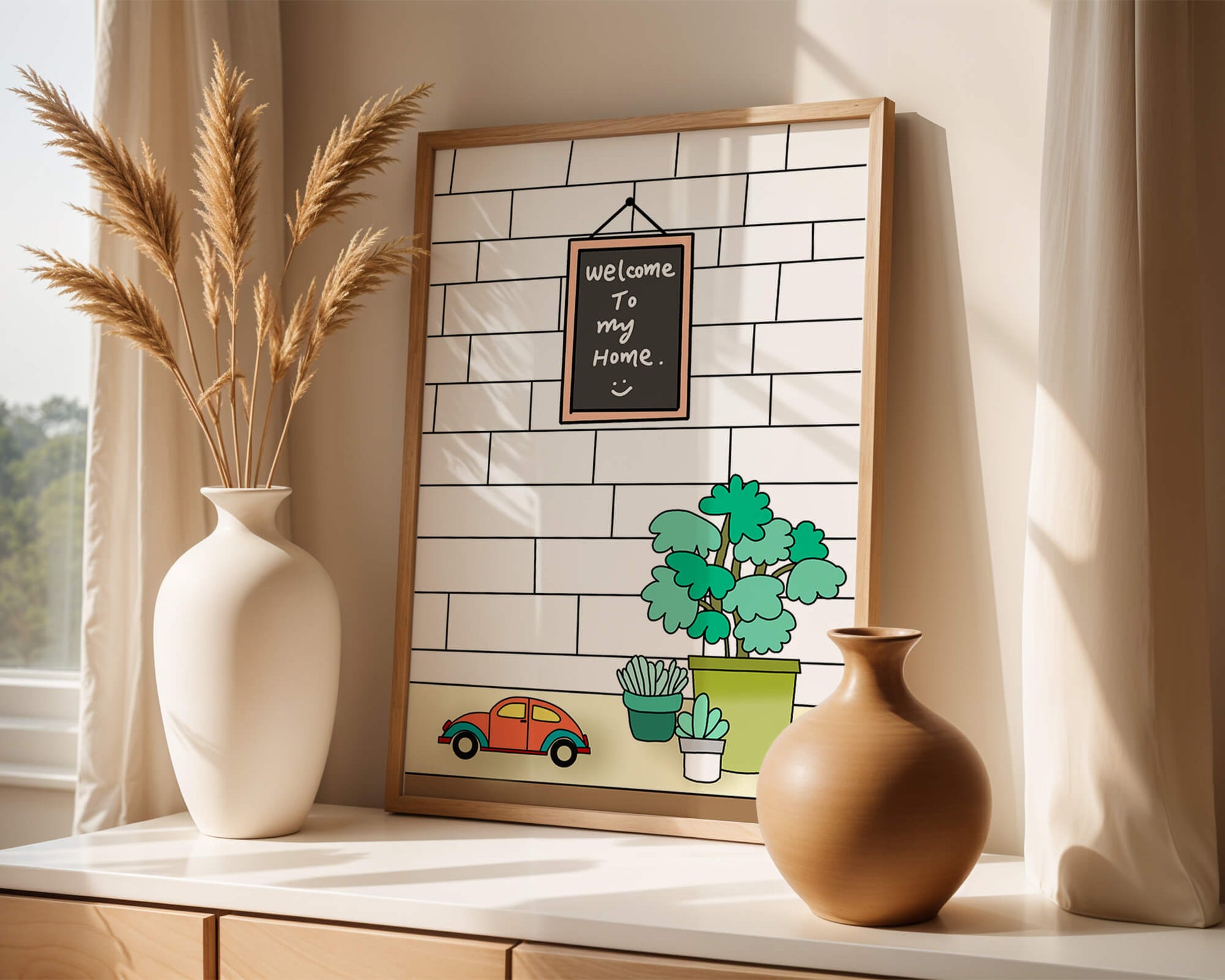Kreidetafel-Schild mit Topfpflanzen und Spielzeugauto auf Ziegelmauer-Hintergrund