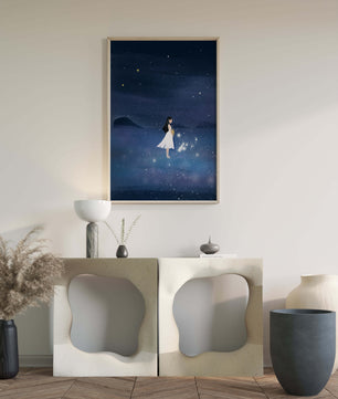 Niña en vestido blanco mirando al cielo estrellado