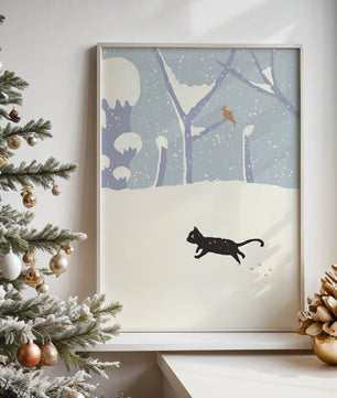 Paysage enneigé illustré avec un chat noir joueur et un oiseau dans un décor hivernal