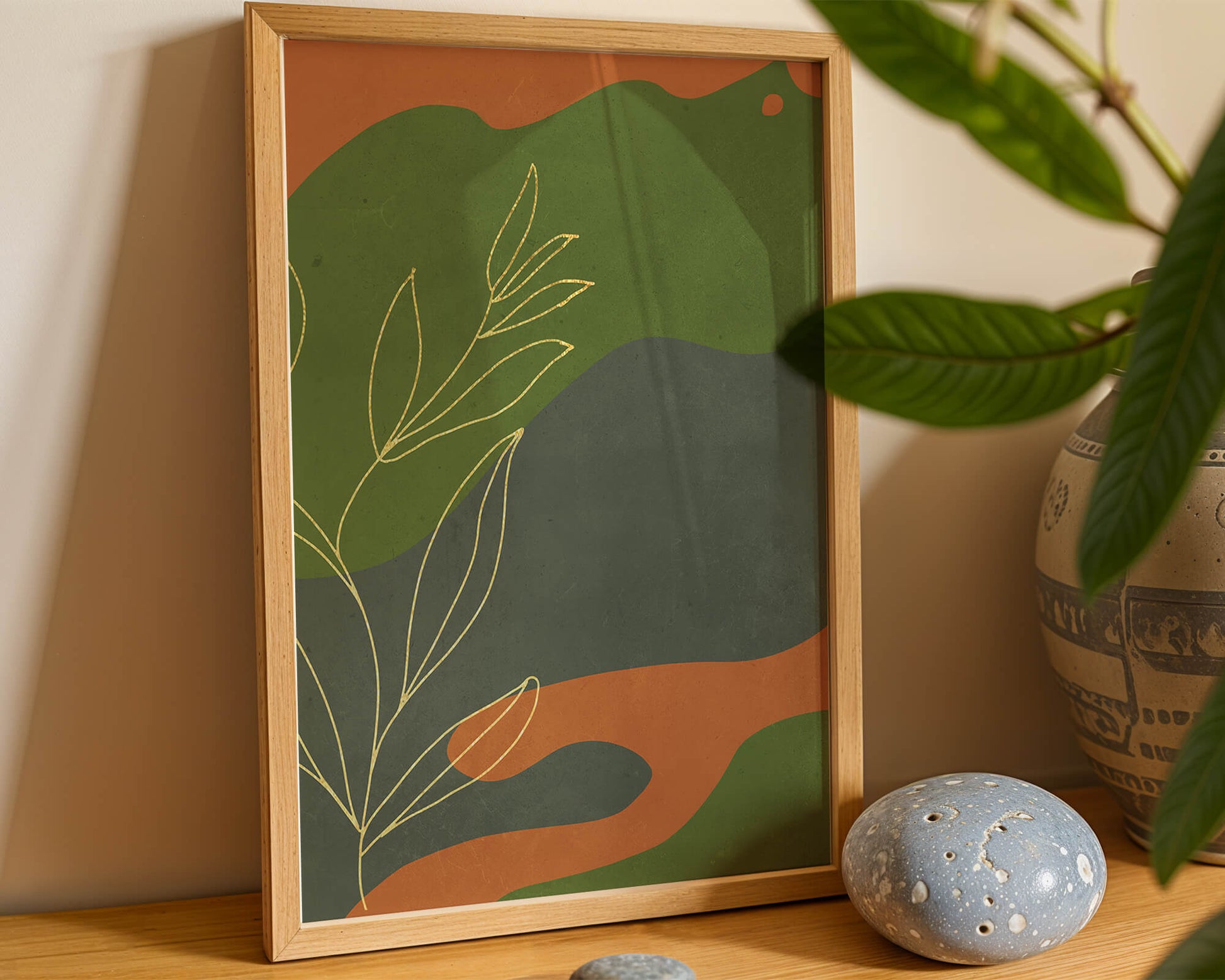 Abstrakte botanische Kunst mit Goldblatt auf buntem Hintergrund