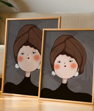 Retrato elegante de una mujer con un tocado único y rasgos expresivos