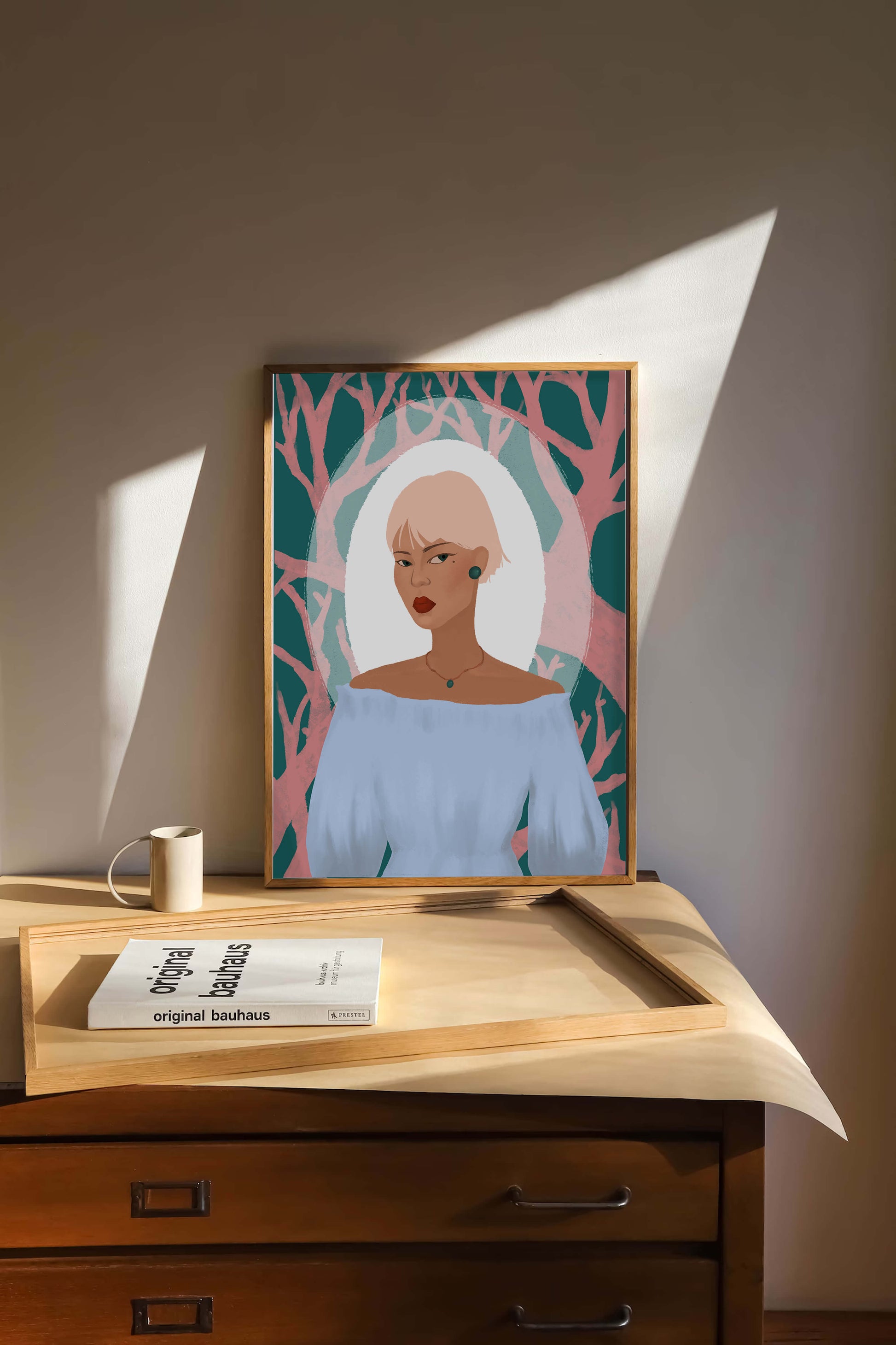 Illustration einer Frau mit einem pastellfarbenen Hintergrund aus abstrakten Bäumen