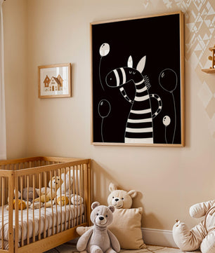 Cebra juguetona con globos en arte minimalista en blanco y negro