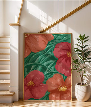 Lebendige Blumenkomposition mit roten und orangefarbenen Blüten auf grünem Laub