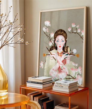 Femme élégante avec des outils de maquillage parmi des branches de magnolia en fleurs