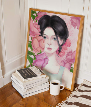 Illustration d'une femme entourée de roses roses
