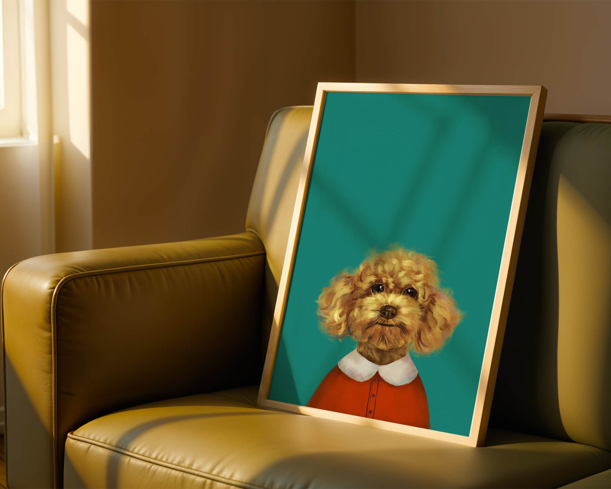 Portrait de caniche charmant en tenue de fête sur fond turquoise