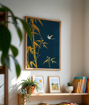 Goldener Bambus und Vogel vor tiefblauem Hintergrund