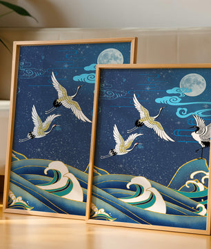 Una escena nocturna serena con grullas y olas al estilo del arte tradicional japonés