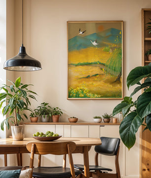 Ruhige Landschaft mit fliegenden Kranichen und goldenen Blüten