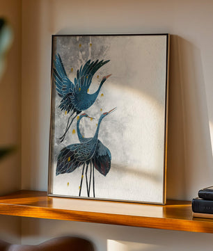 Elegante blaue Kraniche vor einem ruhigen abstrakten Hintergrund mit goldenen Akzenten