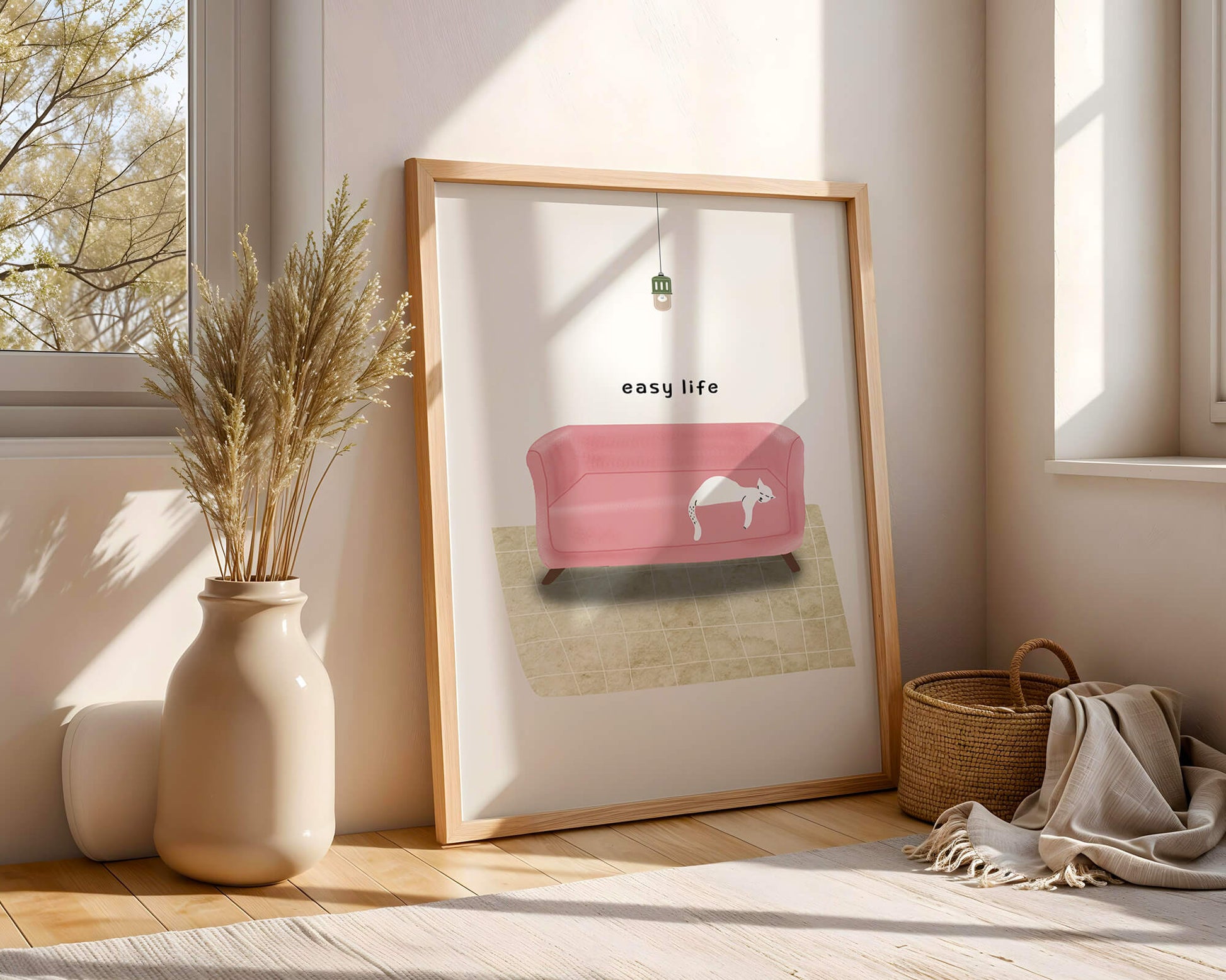 Interior minimalista con sofá rosa y gato blanco relajado