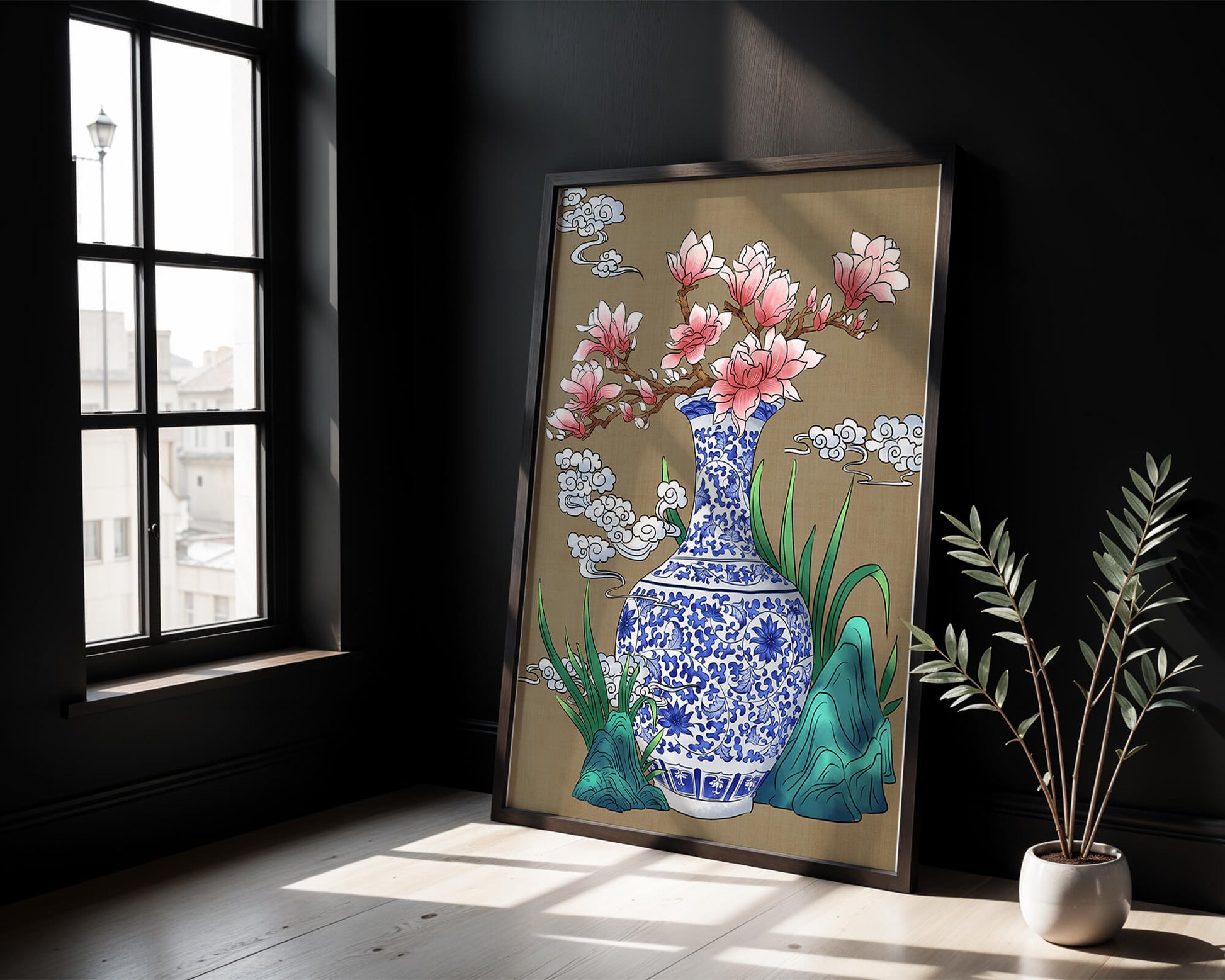 Elegante arreglo floral en jarrón de porcelana azul y blanca con magnolias.