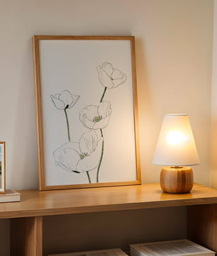 Zarte florale Linienzeichnung mit weißen Mohnblumen auf sauberem Hintergrund