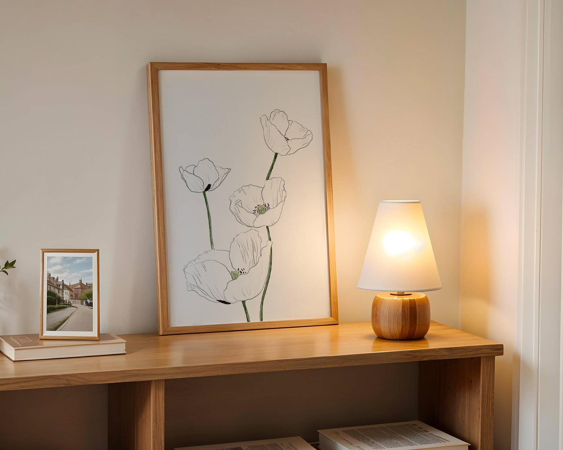 Zarte florale Linienzeichnung mit weißen Mohnblumen auf sauberem Hintergrund