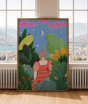 Escena nocturna onírica con una figura rodeada de exuberante follaje y un cielo estrellado