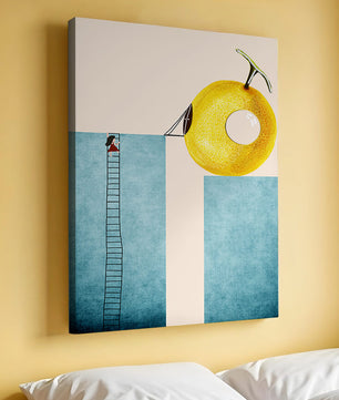 Mujer subiendo una escalera hacia una fruta amarilla gigante