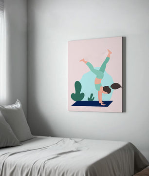Ilustración de una mujer practicando la postura de parada de manos en yoga