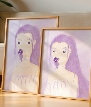 Ilustración de una mujer con cabello morado y mariposas