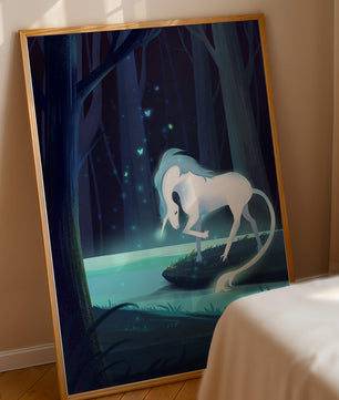 Escena nocturna encantadora con un unicornio junto a un arroyo del bosque