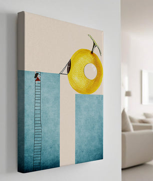 Mujer subiendo una escalera hacia una fruta amarilla gigante